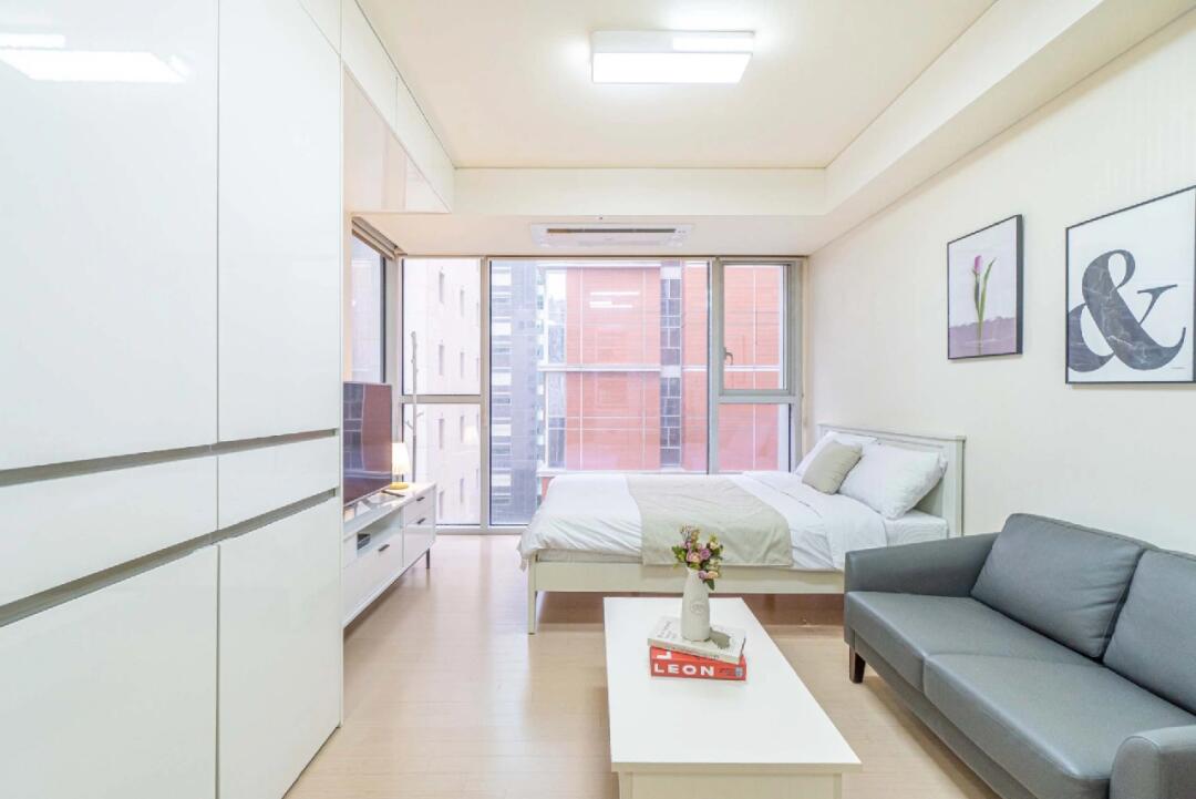 首尔江南站短租公寓 转角双窗室，都市旅居的理想之选